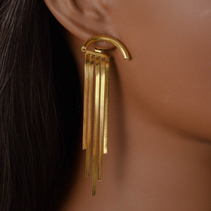 Boucles d'oreilles fantaisie de luxe en acier inoxydable plaqué or 18 carats, avec chaîne serpent plate, longue pampille et arc incurvé, style exagéré, vente en gros - Product Image 1