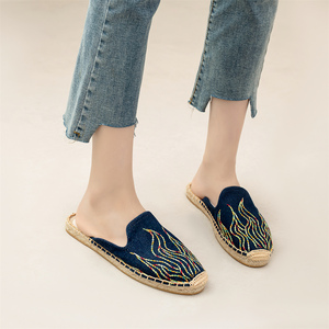 Nouvelle Arrivée Mules Espadrilles Femme en Denim Bleu Marine Brodé à Bout Fermé, Semelle en Jute, Chaussures Décontractées d'Été avec Broderie Flamme - Product Image 5