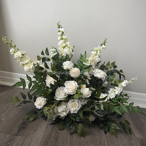 Decorazioni per Matrimoni in Offerta: Composizioni Floreali con Rose Rosse da 60cm per Corridoi Nuziali - Product Image 1