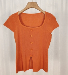 <span class=keywords><strong>Top</strong></span> en tricot à manches courtes de style coréen avec un <span class=keywords><strong>décolleté</strong></span> <span class=keywords><strong>carré</strong></span>, un design doux et élégant, une coupe ajustée et une fente sur le bas - Product Image 6