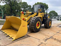 Versandfertiger gebrauchter Komatsu WA470 Radlader, Schwerlastmaschine für Hafenlade- und Entladevorgänge.