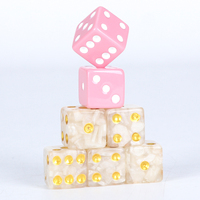 Dés à logo personnalisés en résine rose polyédrique D6 à coins arrondis pour DND RPG et jeux de société