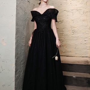 ชุดราตรีหรูหราสีดำประดับเลื่อมแบบไหล่เดียว แขนพองยาว เรียบหรู สำหรับงานเลี้ยง - Product Image 5