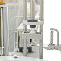 Machine de remplissage automatique de colle, machine de remplissage de liquides adhésifs, machine d'emballage pour produits adhésifs et de colle industriels