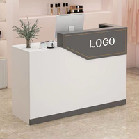 Comptoir de réception de salon moderne en bois, design minimaliste blanc, mobilier commercial, comptoir d'accueil avec panneau pour logo