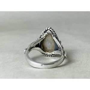 Vente en gros de bagues pour femmes personnalisées en forme de larme en pierre de lune bagues tendance en argent sterling 925 avec pierres précieuses d'Inde - Product Image 3