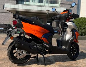 Motocicleta Scooter 2026 MOYING 150cc con Motor Refrigerado por Aire, Arranque Eléctrico, Freno de Disco Delantero y Trasero con Rueda de Aluminio - Product Image 2