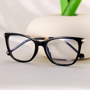 Gafas de Mujer UAN UAI con Monturas TR y Patillas de CP de Moda, de Alta Calidad, en Tonos Transparentes Color Caramelo (Venta al Por Mayor) - Product Image 3