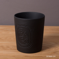 Vases à bougies mats personnalisés en gros, récipients à bougies vides en céramique noire gaufrée avec couvercles en bois