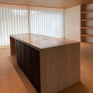 Îlot de cuisine <span class=keywords><strong>en</strong></span> travertin naturel personnalisable, table de repas et de préparation <span class=keywords><strong>en</strong></span> <span class=keywords><strong>pierre</strong></span> massif, design minimaliste intégré pour cuisine ouverte - Product Image 3