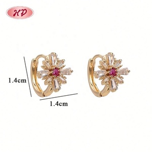 ต่างหูทรงวงกลมประดับเซอร์โคเนียสีแดงสดใส ชุบทอง 18K ทำจากทองเหลือง พร้อมเซอร์โคเนียทรงบาแกตต์สีแดง - Product Image 5