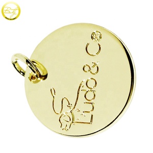 Pendentifs personnalisés en métal plaqué or en forme de pièce de monnaie pour bracelets et colliers, avec nom et logo gravés, pour chemises, chaussures et sacs - Product Image 3
