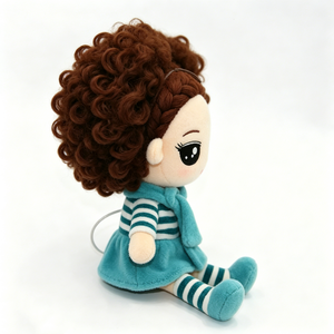Muñeca de Peluche de Niña con Cabello Rizado Castaño, Adorable Juguete de Peluche con Vestido Verde Azulado, Bufanda y Atuendo a Rayas, Muñeca de Peluche Sentada Suave - Product Image 4