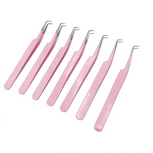 Pinzas para Pestañas de Volumen de Acero Inoxidable con Punta de Fibra, Color Rosa Bebé, Recubrimiento en Polvo, Agarre Liso, Aislamiento, Marca Privada - Product Image 1