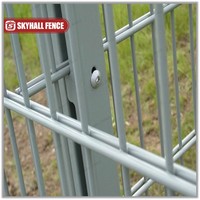 Clôture métallique à double fil soudé CE ISO avec garnitures de décoration personnalisées