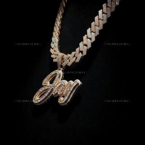 Colgante de Plata de Ley 925 con Moissanita y Acabado con Aspecto de Diamante de Alto Brillo, Diseño JOY Script, para Joyería Urbana Contemporánea - Product Image 3