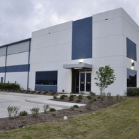 Entrepôt moderne en structure légère d'acier, flexible et personnalisable, bâtiment multifonctionnel de stockage et de traitement avec une durée de vie de 50 ans