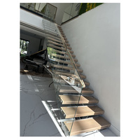 Escalier droit intérieur haut de gamme en acier et bois pour appartement américain, escalier en I moderne et écologique sur mesure avec verre trempé