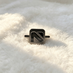 Etiqueta metálica ovalada de aleación de zinc esmaltada, producida a medida, con logotipo de marca personalizado, para accesorios de ropa y hiyabs. - Product Image 4