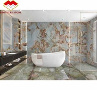 Pierre de marbre onyx bleu moderne avec panneau rétroéclairé LED, dalle d'onyx translucide naturelle pour mur, sol et escalier de salle de bain
