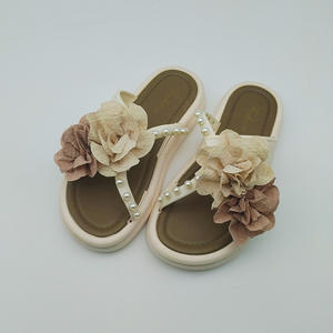 Chaussures de plage polyvalentes et tendance à semelles souples pour l'extérieur, associées à des pantoufles plates décontractées pour femmes - Product Image 1