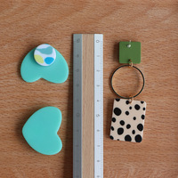 Boucles d'oreilles pendantes longues en acrylique géométrique coloré à imprimé léopard et pois - Design animal artistique élégant pour femmes, cadeau parfait