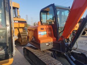 Mini-excavatrice Doosan 60 de 6 tonnes d'occasion, type chenille mobile, marque Komatsu Bobcat, moteur Kawasaki, hydraulique PLC, boîte de vitesses - Product Image 4