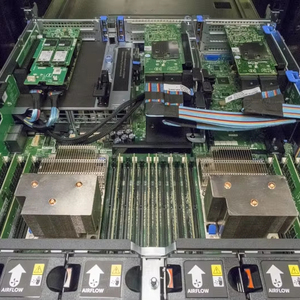Serveur en rack PowerEdge R740XD 2U avec 24 emplacements DDR4 DIMM, processeurs Xeon Scalable 3,0 GHz, contrôleur H330/H730/H740P, 2933 MT/s - Product Image 1