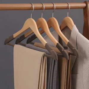 Cintre <span class=keywords><strong>en</strong></span> <span class=keywords><strong>bois</strong></span> léger antidérapant avec encoches pour les épaules et barre transversale - Product Image 6