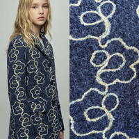 Sac 100% en tissu doux et moelleux, avec broderie de camélia, motif ligne dorée et broderie corde contrastante bleu clair, collection Riz.