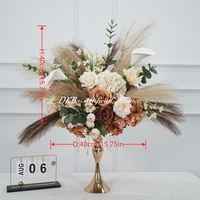 Centro de mesa con bola floral de hierba de pampa artificial y lirios de cala para decoración de mesa de comedor de boda