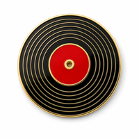 Badges personnalisés en métal avec logo, gaufrés en relief, options de taille et de forme pour les écoles et les articles promotionnels des clubs