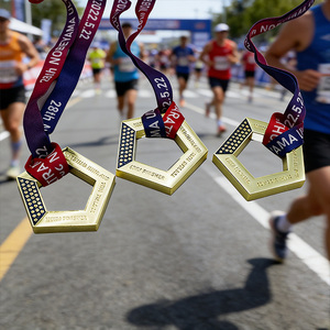 Medalla de Maratón Personalizada de Peso Pesado, Medalla Deportiva de Metal Hexagonal Dorada Brillante con Cinta Colorida Impresa - Product Image 1