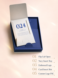 Boîte cadeau cosmétique personnalisée à couvercle rabattable, deux pièces, intérieur blanc et bleu marine, logo en relief, plateau à découpe, pour soins de la peau, vente en gros - Product Image 4