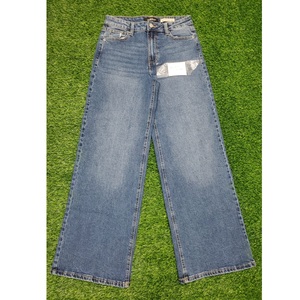 Pantalon en jean évasé à jambes larges Stockify de qualité supérieure pour femmes, élégant et décontracté, disponible à la vente - Product Image 4