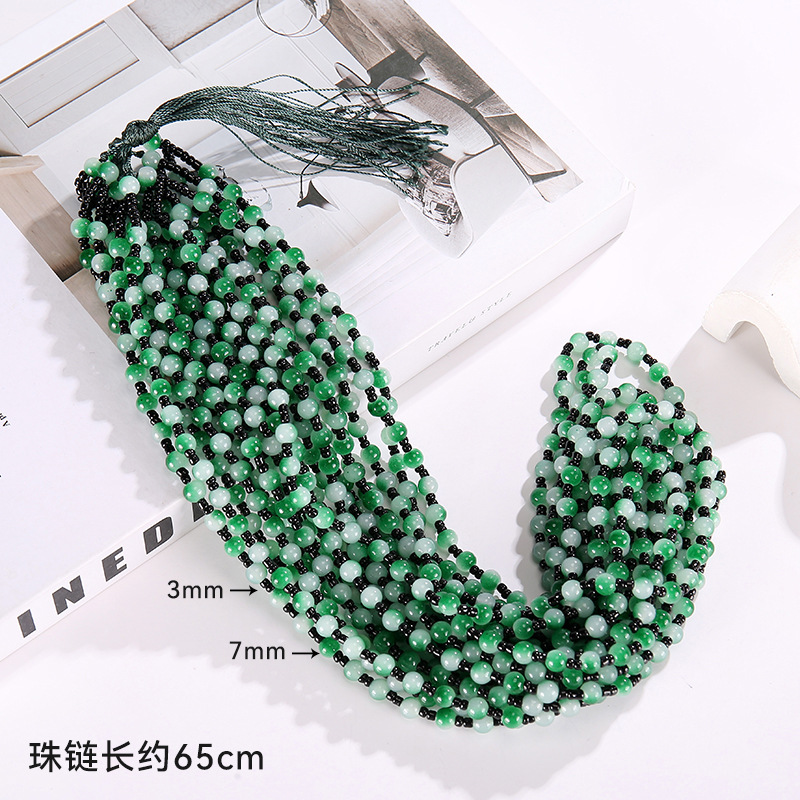 2. ลูกปัดหยกที่มีลวดลายสีเขียวลอยตัวและลูกปัดสีดำขนาดเล็ก