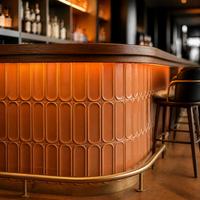 Comptoir de bar en bois courbé avec panneau cannelé et rail de pied en laiton, comptoir de réception personnalisé pour café et restaurant
