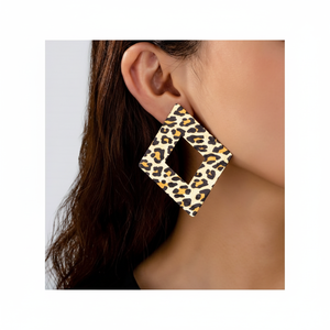 Pendientes de tuerca de lujo para mujer de lujo Europa y América Cross Border Patrón de leopardo exagerado Forma de diamante hueco - Product Image 1