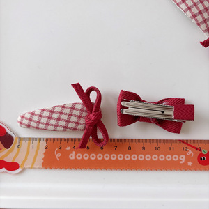 Juego de Pinzas para el Cabello MIO Vintage <span class=keywords><strong>Serie</strong></span> Roja con Lazo a Cuadros, Pinzas Laterales de Aleación para Niñas, Pinzas con Flores de Tela y Lazos, 2 Piezas/Juego - Product Image 5