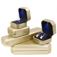 Boîte à bijoux octogonale en caoutchouc avec logo personnalisé pour bracelet, avec lumière LED violette, boîte à bijoux octogonale avec lumière LED et bord doré