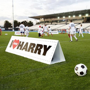 ป้ายโฆษณาคุณภาพสูงสำหรับภายนอกอาคาร รูปทรงสามเหลี่ยม พิมพ์บนแผ่นลูกฟูกคอร์ฟลูตหนา 5 มม. พร้อมโครงตั้งแบบ A-Frame - Product Image 3