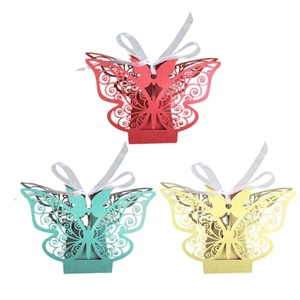 Petite boîte en carton écologique faite à la main, <span class=keywords><strong>dragées</strong></span> souvenirs avec <span class=keywords><strong>design</strong></span> personnalisé pour les invités de mariage - Product Image 4