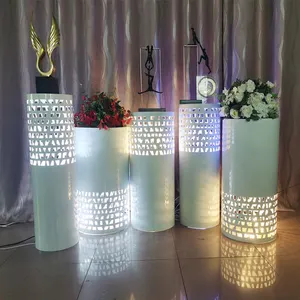 Nuevo estilo, expositor redondo de hierro, soporte de flores de Pedestal de hierro, mesa de postre, pilar de decoración de boda con luz Led