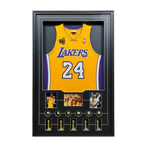 Cadre photo mural en bois massif et verre, fait main, taille et couleur personnalisables, pour l'affichage de maillots de sport (football, basketball) - Product Image 2