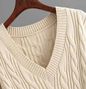 Set Due Pezzi da Donna con Maglione a Collo a V Incrociato, Tinta Unita, Lavorazione Intrecciata, Caldo per Autunno e Inverno, Abbigliamento di Fabbrica - Product Image 5