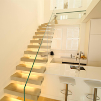 Escalier flottant moderne en cantilever avec éclairage LED encastré, marches en bois massif, garde-corps en verre trempé