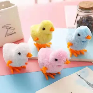 Nostalgia de pollo de peluche de cuerda para mascotas ejecutará la simulación de juguete de peluche de la red Tiktok roja con el mismo pollo saltador