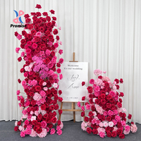 Arche florale en soie rouge et orchidée Phalaenopsis simulée faite à la main pour fond de mariage