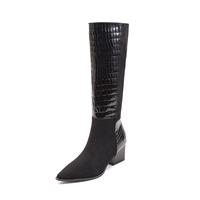Bottes hautes à bout pointu en similicuir verni noir avec empiècements contrastants, fermeture éclair latérale et soutien de la voûte plantaire, grandes tailles disponibles, OEM disponible