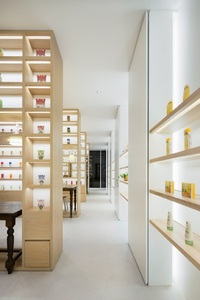 <span class=keywords><strong>Vitrine</strong></span> de Salon de Beauté Moderne avec Écran <span class=keywords><strong>LED</strong></span>, <span class=keywords><strong>Vitrine</strong></span> en <span class=keywords><strong>Verre</strong></span> Personnalisée pour la Vente au Détail avec Rangement - Product Image 4